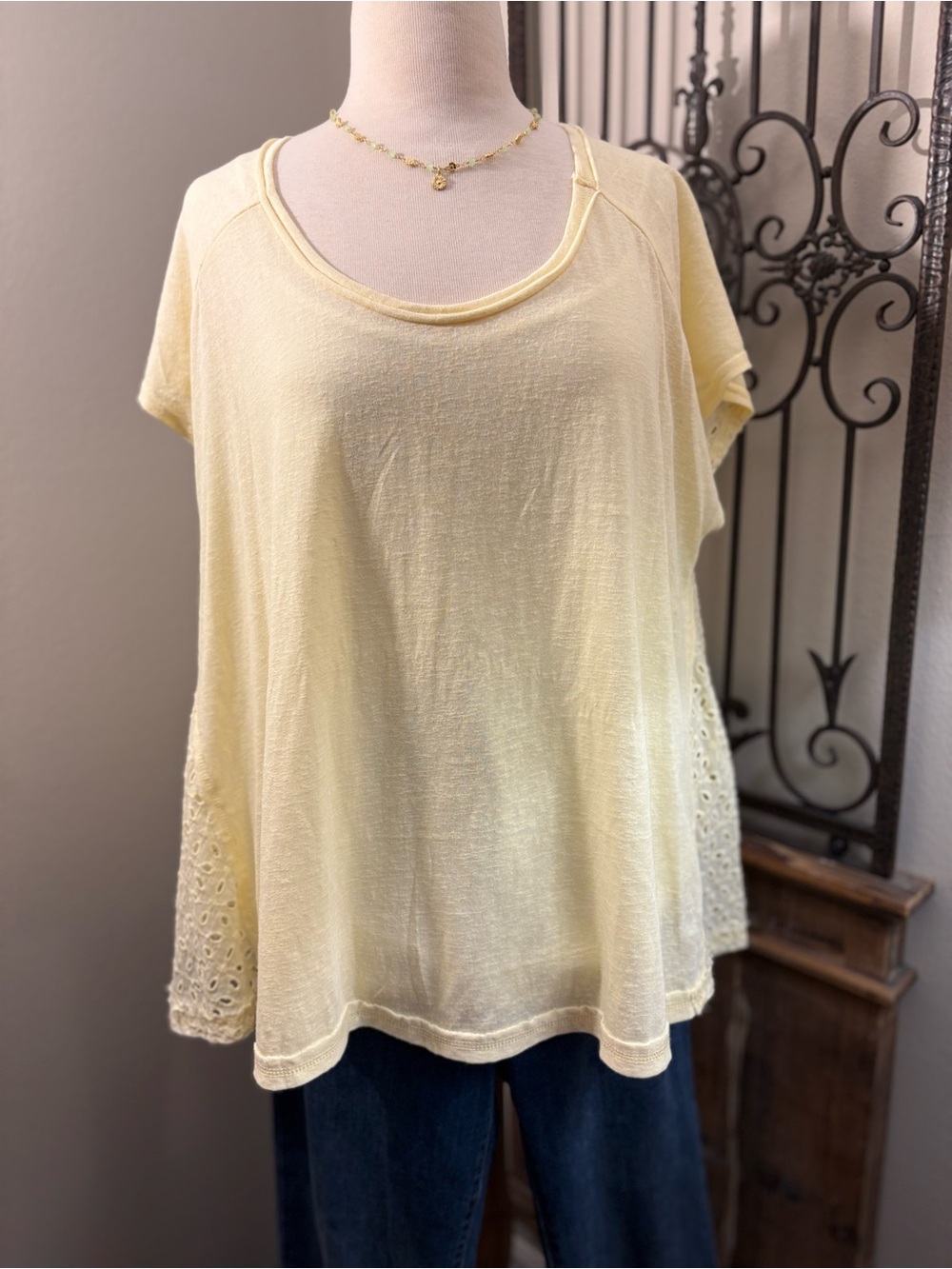 Umgee Pale Yellow Short Sleeve Scoop Neck Top with Eyelet Panels (NWOT) - Large